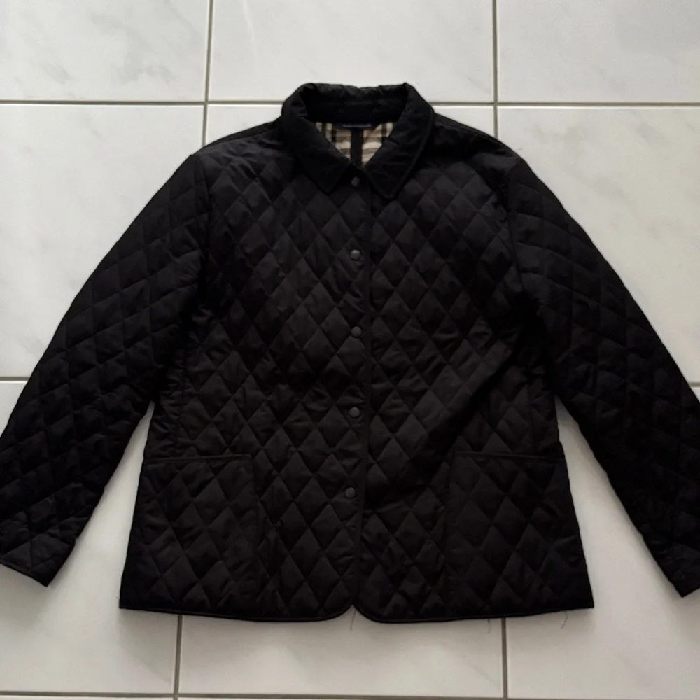 Burberry Women’s Black Quilted Barn Jacket - Picture 2 of 13